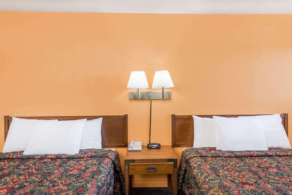 Knights Inn - Chanute Номер фото