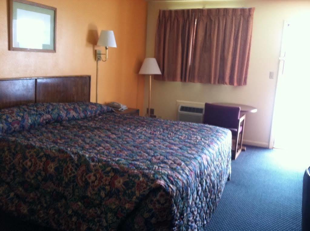 Knights Inn - Chanute Екстер'єр фото