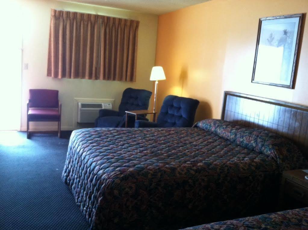 Knights Inn - Chanute Екстер'єр фото